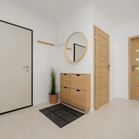 Spacious With Balcony For 6 People In By Renters 公寓 *