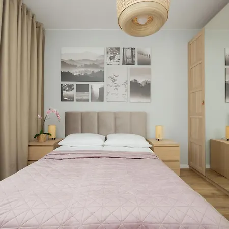 Spacious With Balcony For 6 People In By Renters 华沙