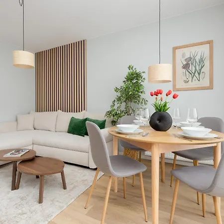 公寓 Spacious With Balcony For 6 People In By Renters