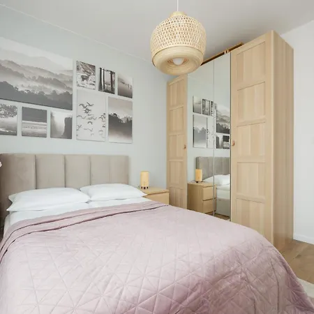 Spacious With Balcony For 6 People In By Renters Apartment *