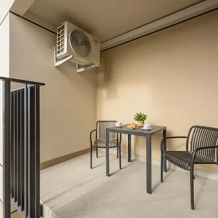 Spacious With Balcony For 6 People In By Renters
