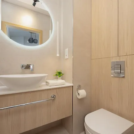 Spacious With Balcony For 6 People In By Renters * Warszawa
